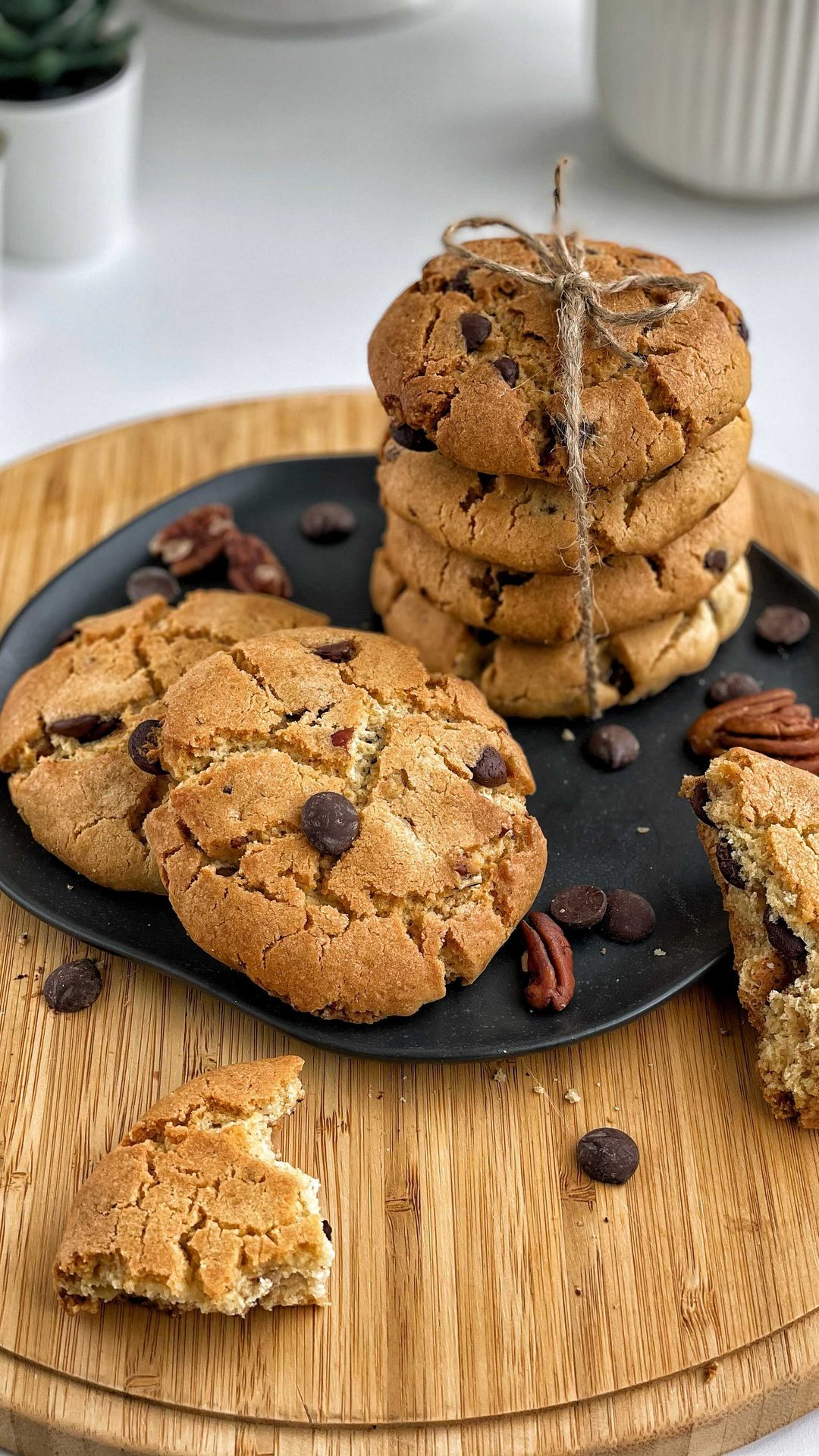 Easy Crispy & Soft Chocolate Pecan Cookies