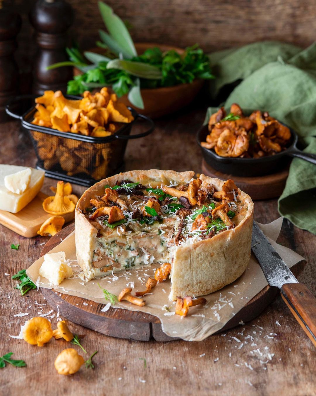 Chanterelle mushrooms pie with cheese and herbs