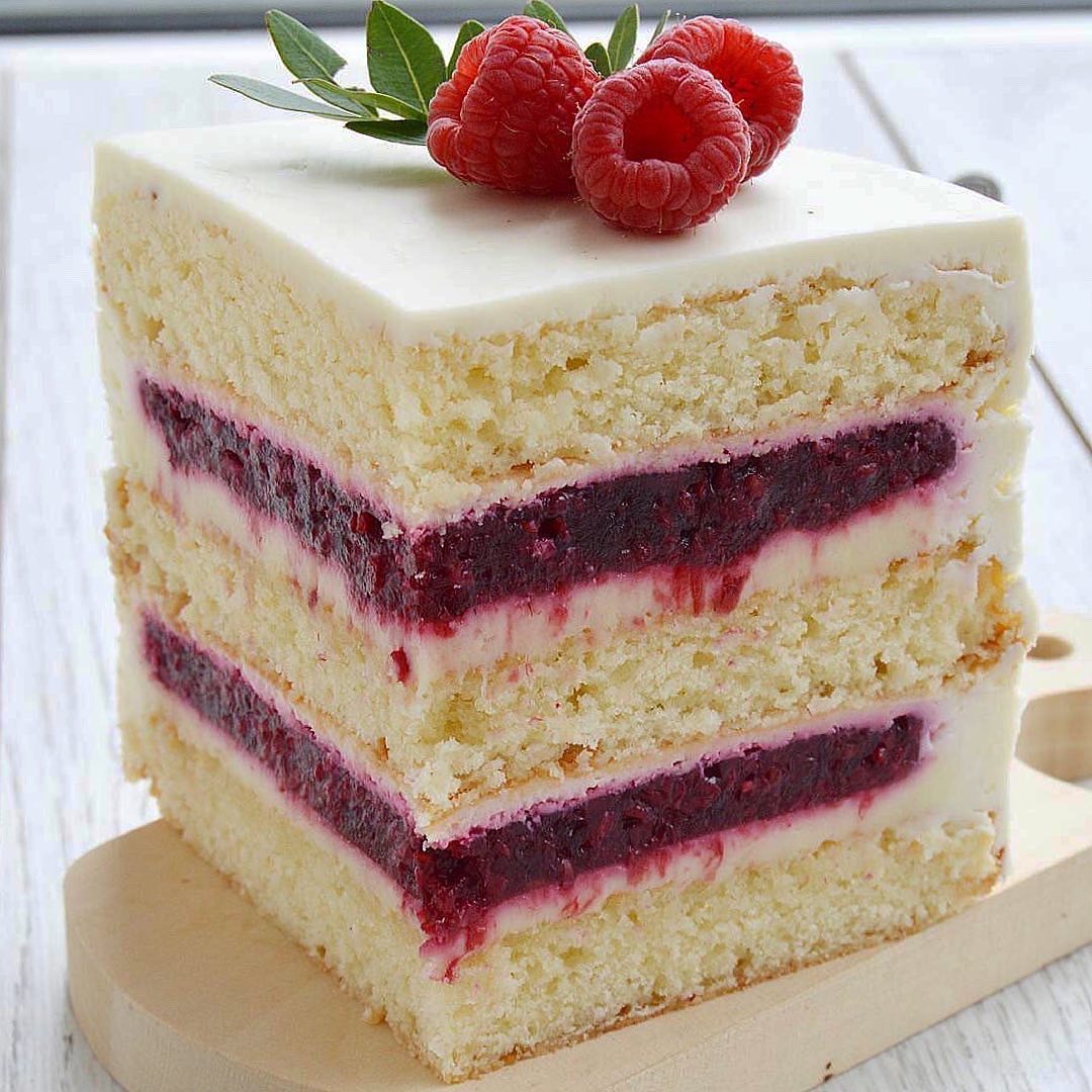 Lemon cake with raspberry marmalade