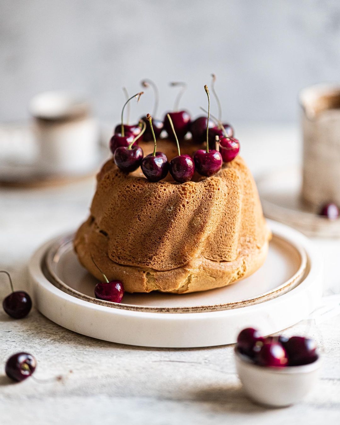 Mouthwatering bundt cake with grapes
