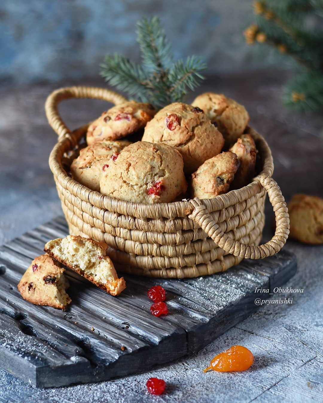 Oatmeal cookies with dried fruit